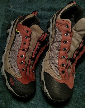 Обработка поверхности из-за того, что обувь лучше сбрасывает грязь и требует меньшего ухода за поверхностью